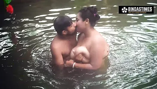 Große milf Dhoban fickt im schwimmbad und spielt mit schlamm