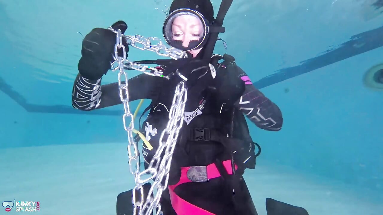 Pelatihan budak scuba bawah air - didominasi dengan rantai & wetsuit edging