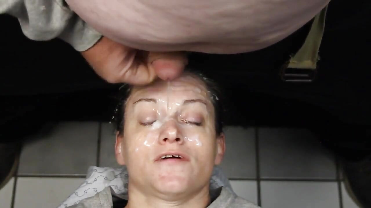 Geri döndü ve yüzü büyük bir sürü fındıkla kaplı