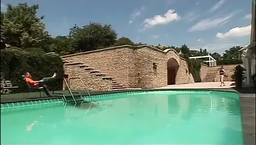 Pantat cewek hot dengan stoking jaring-jaring ini dientot habis-habisan sama kontol dan butt plug