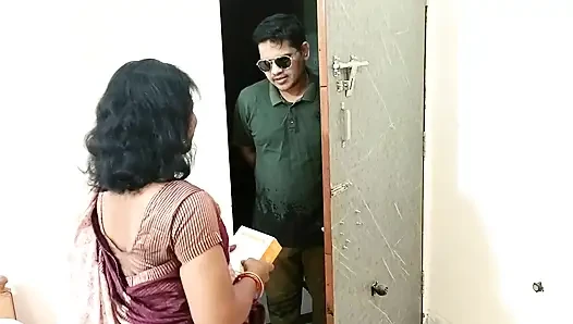 Indian Super Sexy Cute Bhabhi Hardcore Sex with Mobile Company Delivery Executive-Full Masti in Saree Blouse