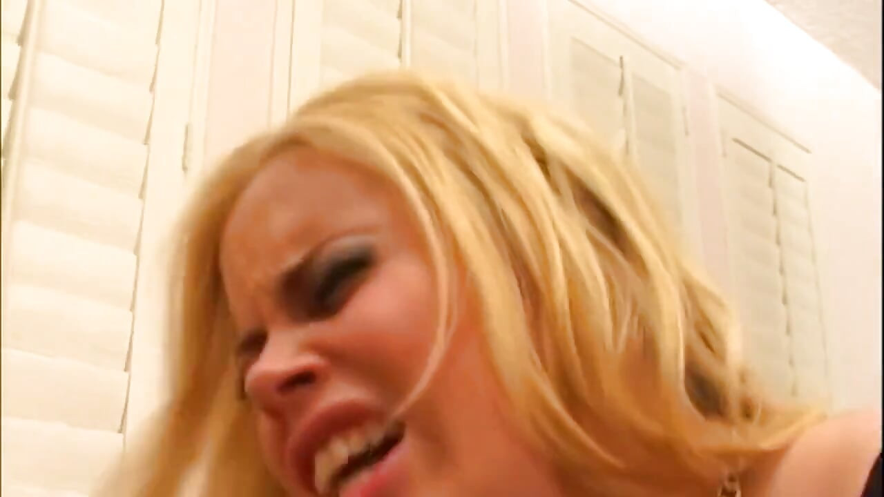 Blonde babe zuigt en neukt grote pik tot een explosief orgasme