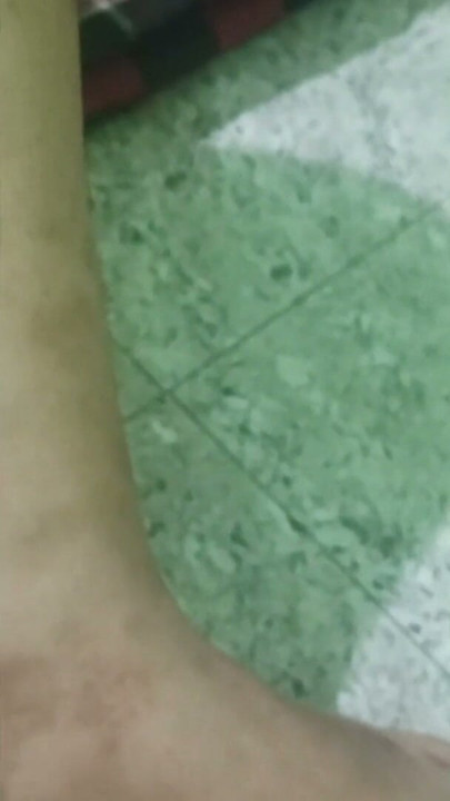 El vecino se coge el conchito depiladito de la tía desi Mónica mientras mea | Clip 1