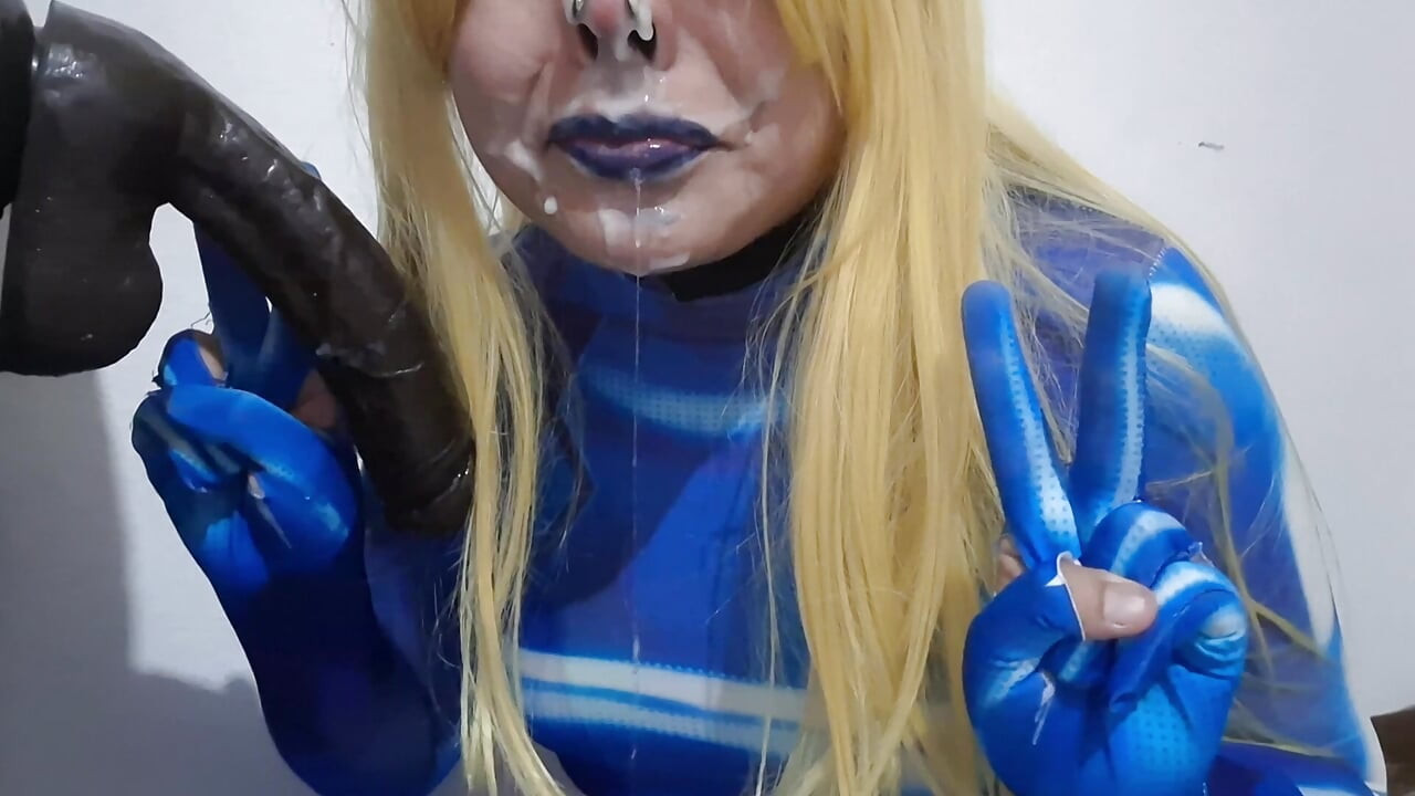 Fofa Samus Femboy com BDSM Nosehook dando um boquete desleixado para bbc dildo, garganta profunda, foda facial e comer sêmen