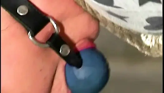 Nomi зажали на пол и т.д.