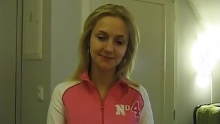 Ich bin Dana, ein blondes camgirl mit einer rasierten muschi und heute ich