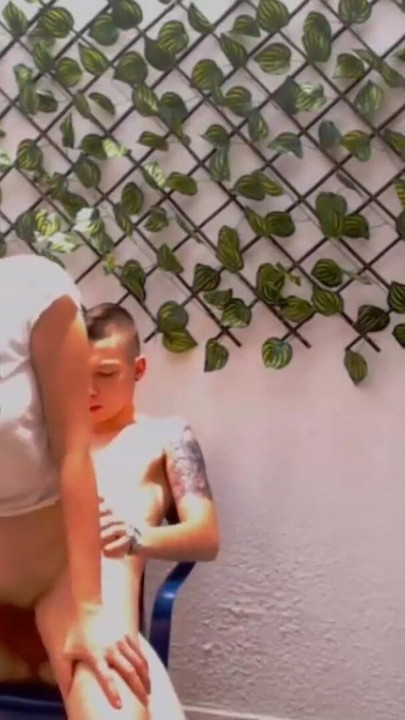 צעירה קולומביאנית עם שדיים טובים מזדיינת בחצר ביתה | קליפ 1