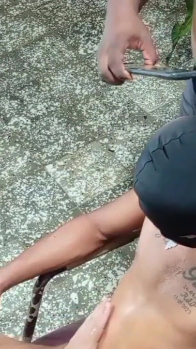 我那又厚又黑的朋友让我在家具上吮吸它，而你让我几乎是 vomi 让我扔... |剪辑 1