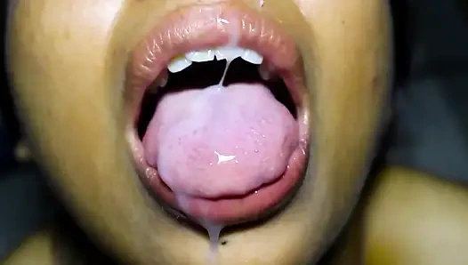 Sehr sinnlicher blowjob von einer schönen mexikanerin, sie füllen ihr gesicht mit viel sperma