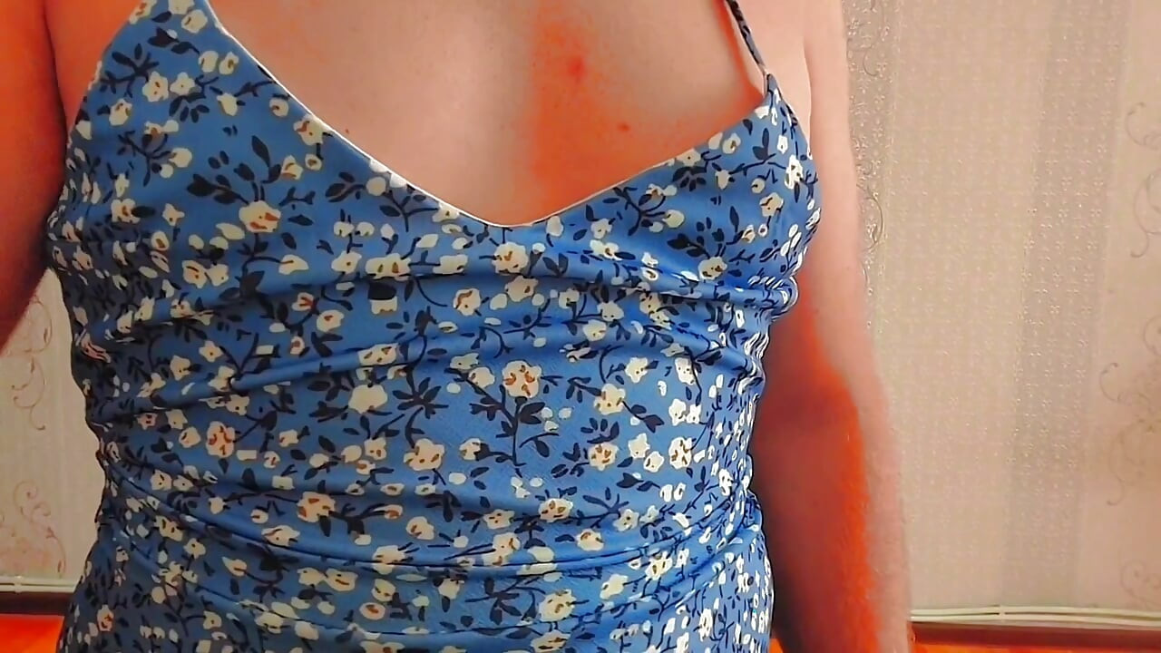 Razigrana sissy skriva se iza ruku uz smijeh