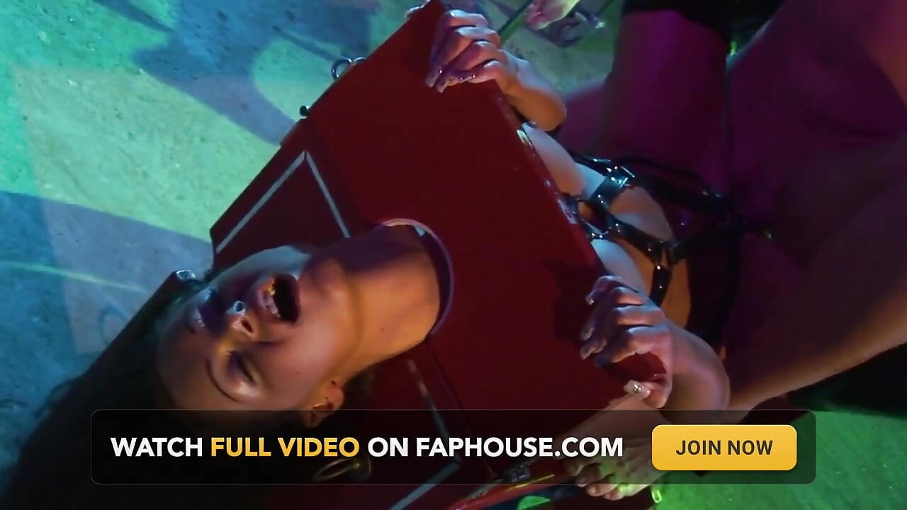 Děvka brunetka v kleci je ošukaná při dvojité penetraci