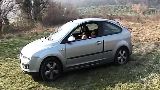 Татуированную милфу сняли для минета в машине и долбежки кровати