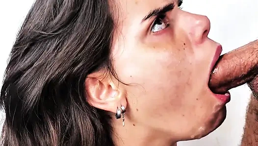 Милфа поклоняется члену и получает сперму в рот, перелив