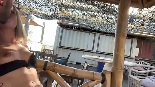 Seorang gadis Prancis mengisap di toilet