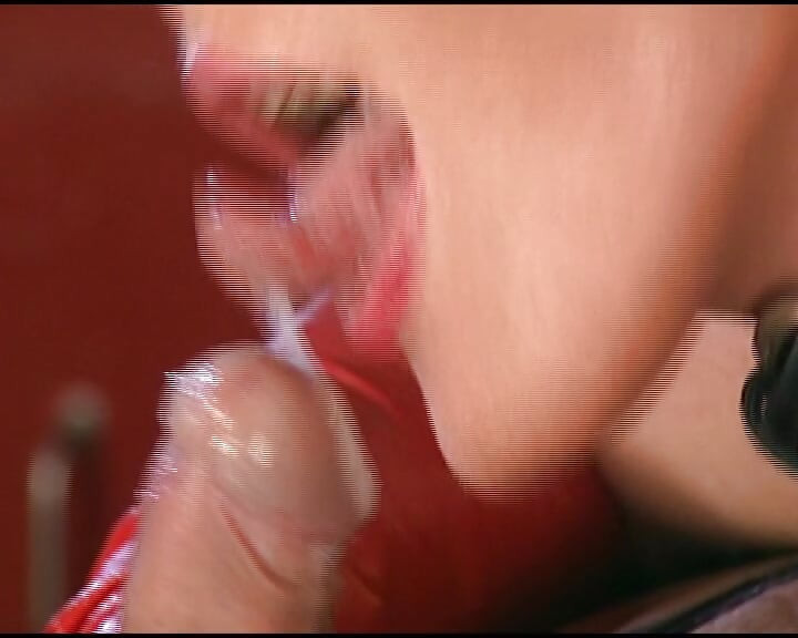 巨乳乳膠德國熟女在地牢享受肛交