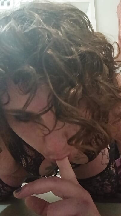 Sissy Danielle naprawdę kocha wibrator