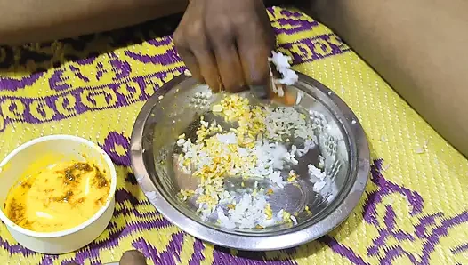 Ketika kami sendirian di rumah, saya makan bersama saudara tiri saya