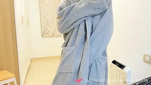 Vends-ta-culotte - atemberaubende französische MILf macht dich mit ihrem perfekten körper an, wenn sie aus der dusche kommt