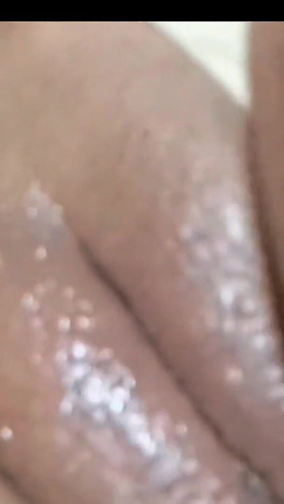 Am urmărit-o masturbându-se, apoi m-am apropiat de ea din spate și am futut-o în cur. | Clip 3