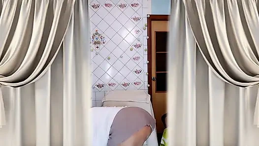 Heiße hausfrau Lukerya, morgen flirt mit Zähneputzen an der waschmaschine und twerking.