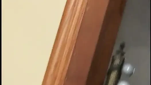 Sıkı pembe amcıklı şehvetli esmer kanepede sert sikişiyor