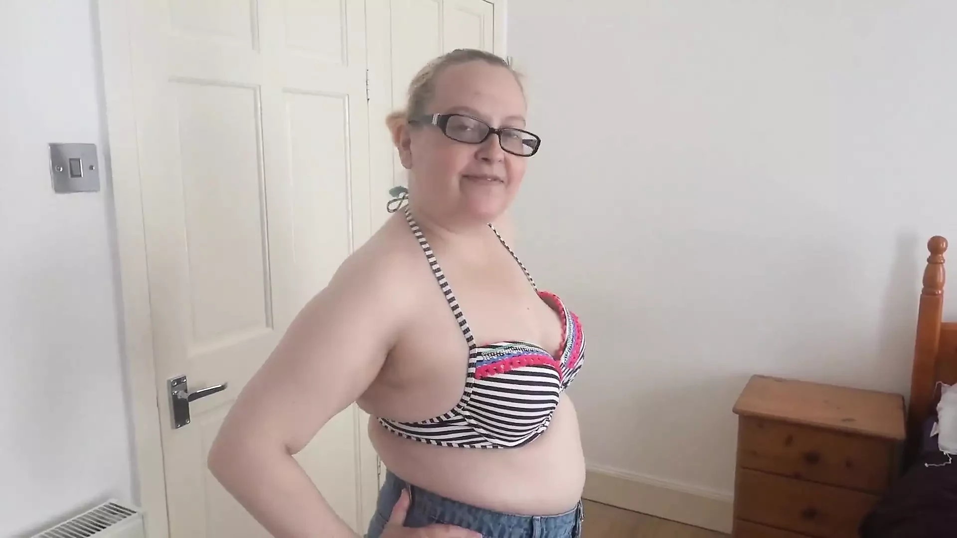 Mi spoglio in gonna di jeans e top bikini