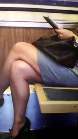 Crossed legs tribute