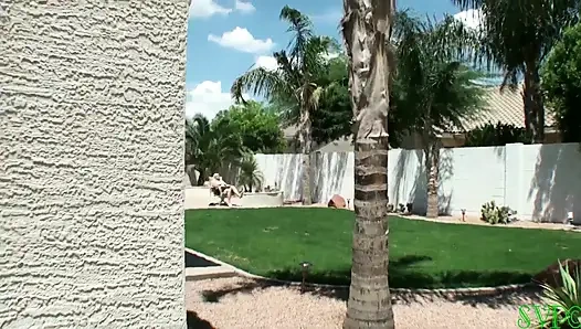 Красивая теща-блондинка курит и трахается