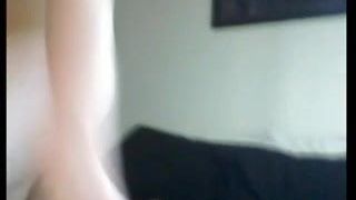 Une brune se masturbe devant une webcam