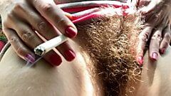 Ragazza con figa pelosa che fuma all'aperto - fuma video fetish
