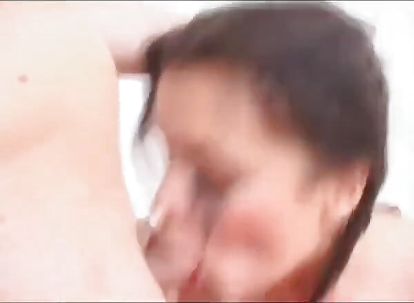 剃ったティーンの膣をセックスした後、ラッキーな男がペニスを差し出し、深いフェラで射精する