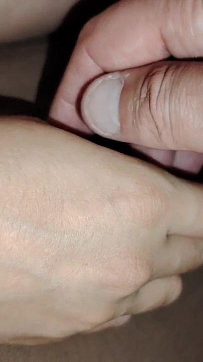 Tocando secretamente a mi hermanastra | Clip 1