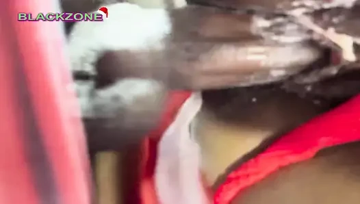 Она скачет в позе наездницы Санта-Клауса, и он дал ей хороший трах раком в качестве рождественского подарка