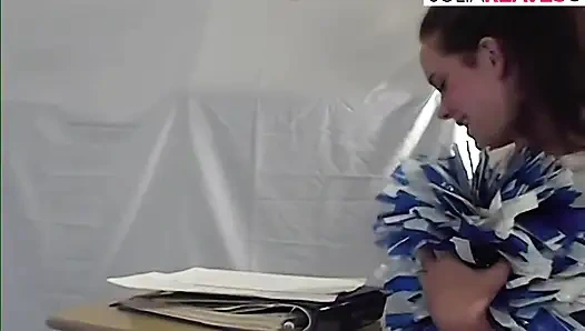 Сексуальная девушка подрачивает свой клитор, затем трахает пальцами ее киску