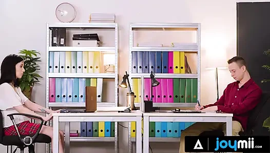 Joymii - iş yerinde sikiş - nikki fox büyük yarağı derine alıyor