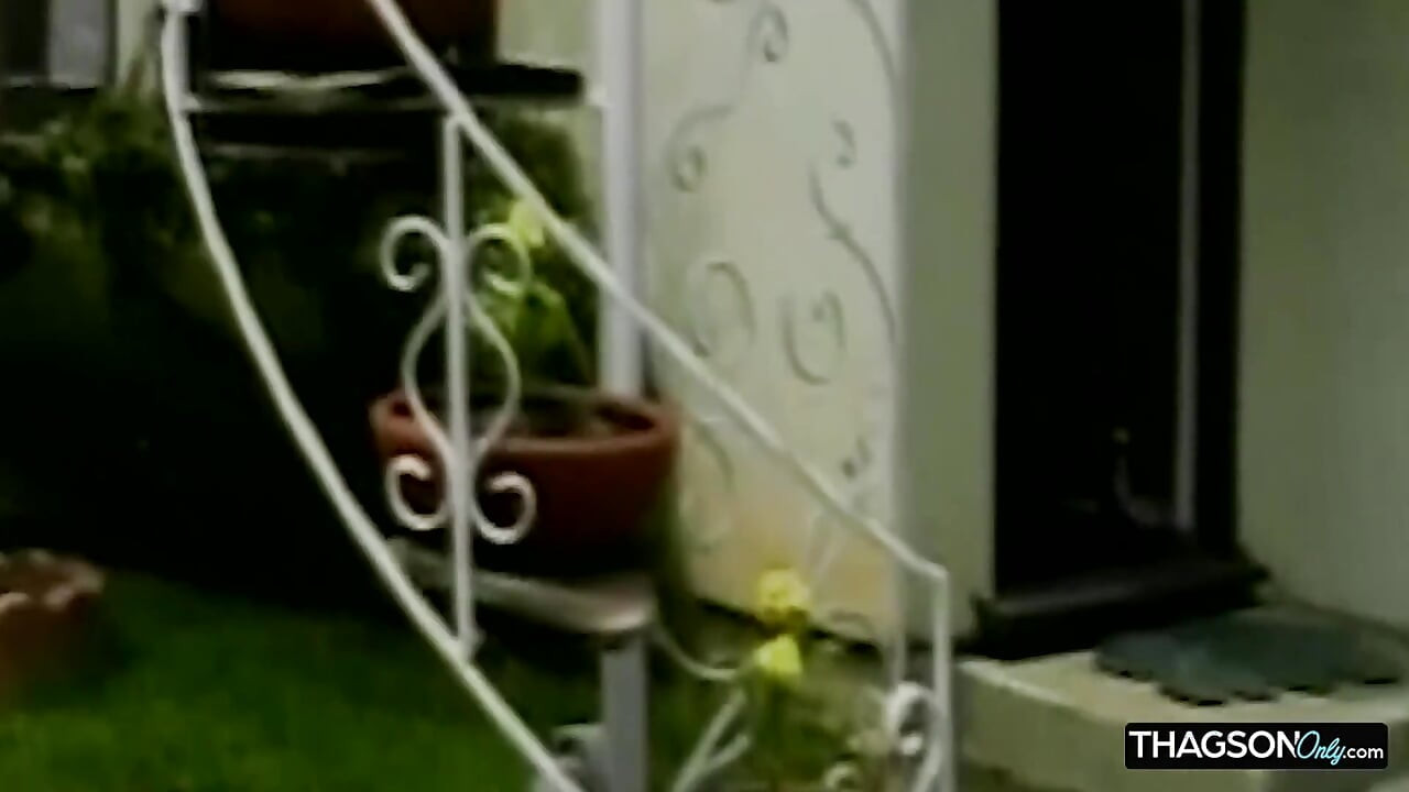 Το μουνί του βυζαρού ξανθού μωρού που στάζει τρώει σε εξωτερικό χώρο μέχρι να χύσει