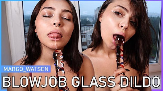 Blowjob mit einem neuen Glasdildo