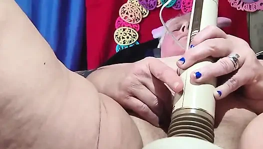 Aku lagi asik muasin itilnya pakai vibrator sampai dalam banget