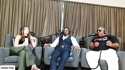 Yetişkin şovmenler katie kush, jamie knox ve mrflourish podcast'i asherclantv ile kanepede konuşuyor
