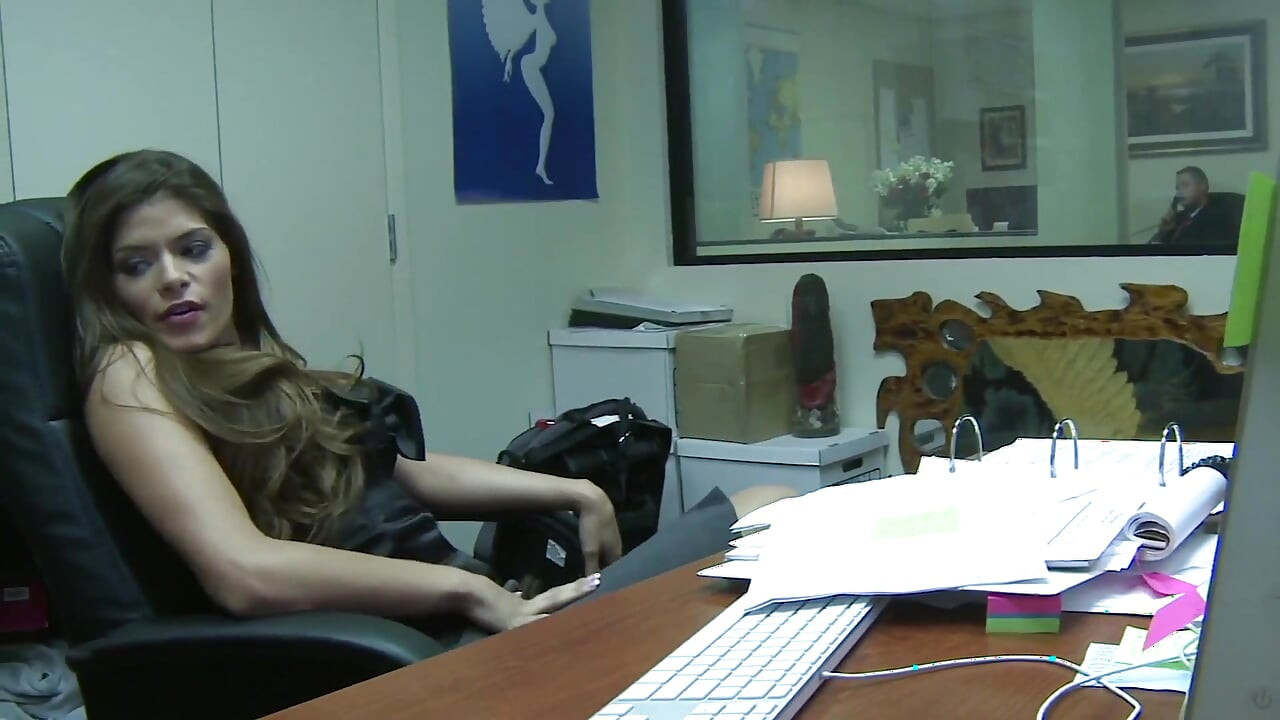 Ofis hatunları sahne 2_sexy büyük götlü esmer ofis masasında sikişiyor ve yüze boşalmayla bitiyor