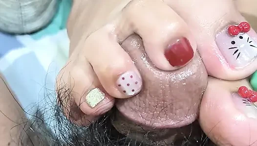 Недавно обнаженные ступни Acoletteyy от Dollshoes чувствует себя так щекотко для его головы члена, что заставило его кончить жестко после того, как не дают дойти до оргазма