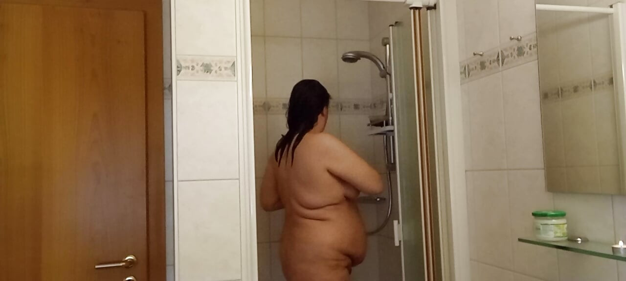 Wet & naughty: cewek semok amatir di kamar mandi