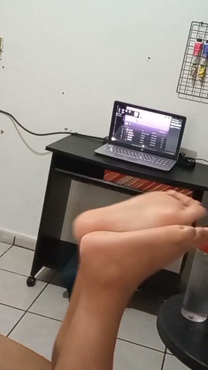 mi esposa limpiando la habitación en vestido y tanga | Clip 1