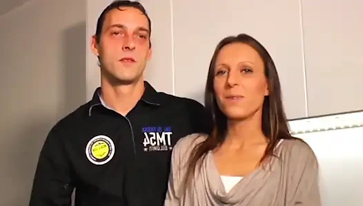 Mereka bertemu di jalan raya dan bertukar istri