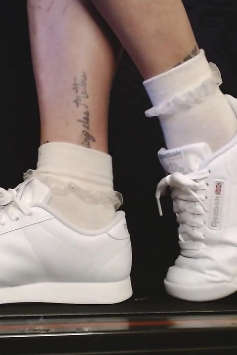 銳步公主運動鞋，褶皺襪子走路