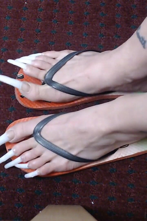 Very long toenails in flipflops