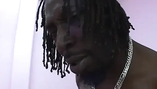 Pelacur hitam tetek bagus mendapat air mani di mulut setelah bercinta keras di tempat tidur