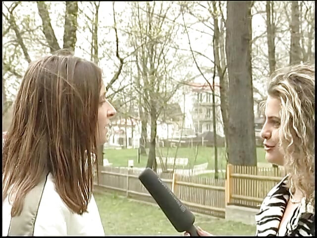 Malá brunetka s kozami ukazuje své sexy tělo na castingu