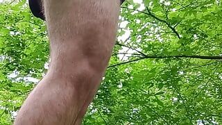 Papi sumiso masturbándose en el bosque