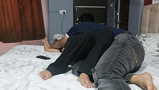 Aku bermain game dia bermain denganku hindi